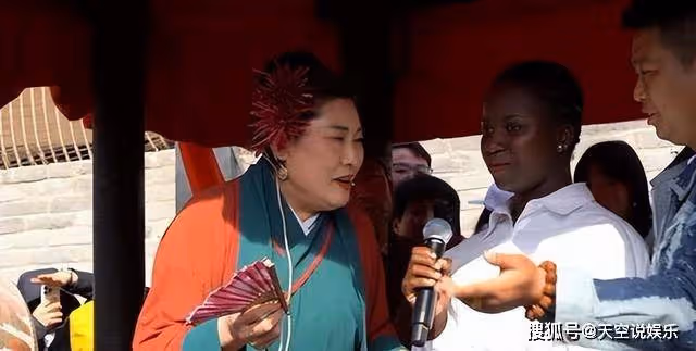 周口王婆出現!模仿開封王婆,打扮很相似,網友:這是李逵的媽媽