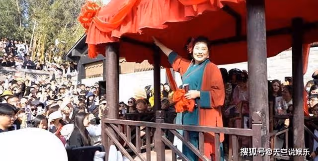 周口王婆出現!模仿開封王婆,打扮很相似,網友:這是李逵的媽媽