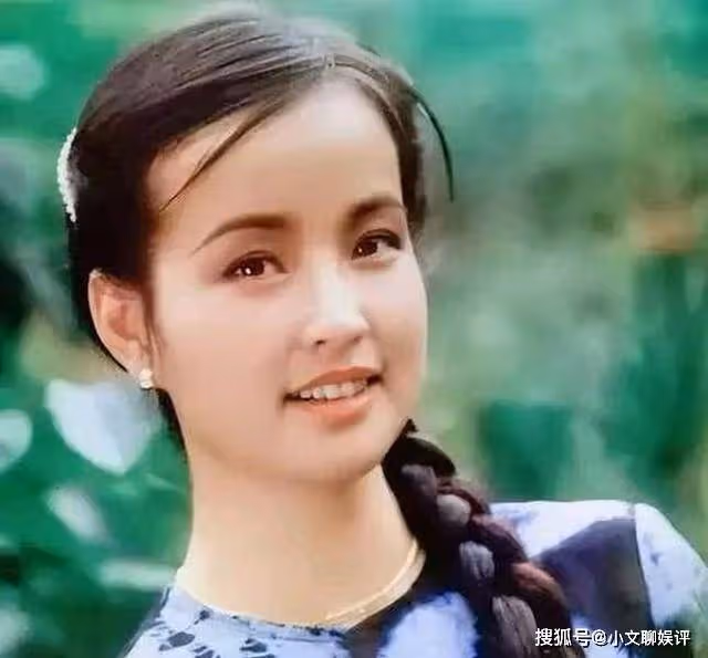 73歲劉曉慶扎麻花辮拍照，自稱仍是少年，網友：奶奶麻煩你清醒點
