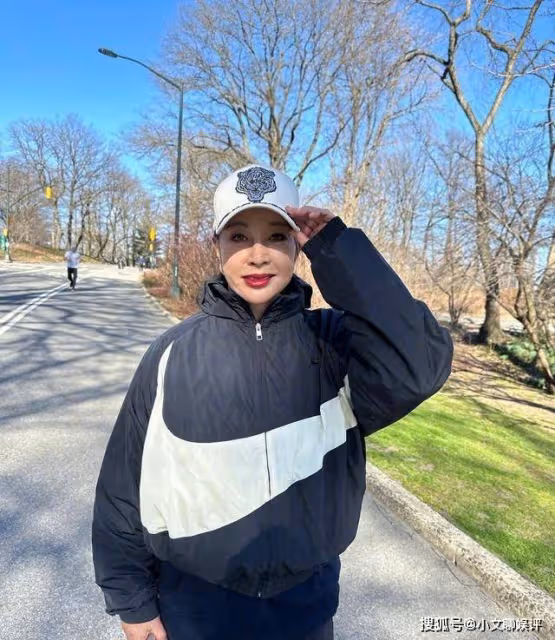 73歲劉曉慶扎麻花辮拍照，自稱仍是少年，網友：奶奶麻煩你清醒點
