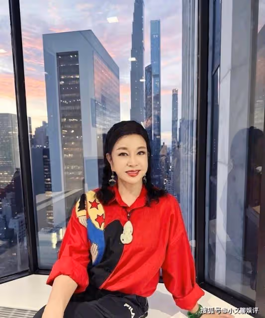 73歲劉曉慶扎麻花辮拍照，自稱仍是少年，網友：奶奶麻煩你清醒點