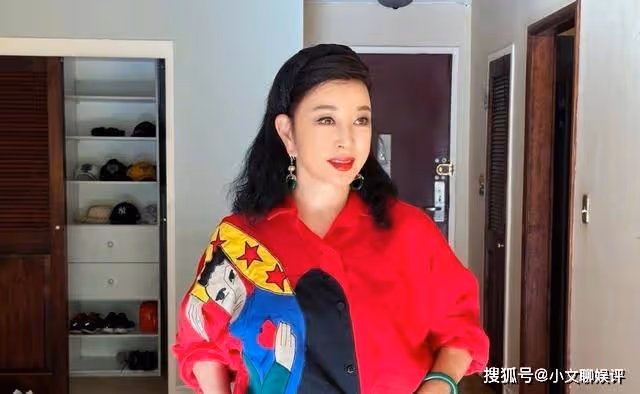 73歲劉曉慶扎麻花辮拍照，自稱仍是少年，網友：奶奶麻煩你清醒點