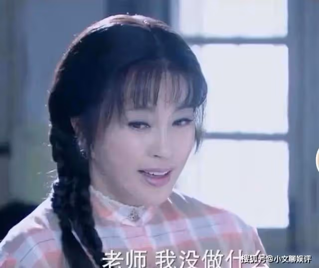 73歲劉曉慶扎麻花辮拍照，自稱仍是少年，網友：奶奶麻煩你清醒點