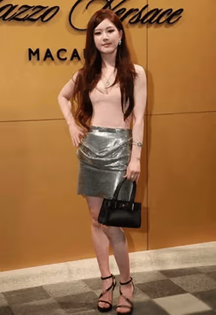 趙露思穿低胸馬甲性感妖艷?被港媒罵她是騷胸和虎背熊腰