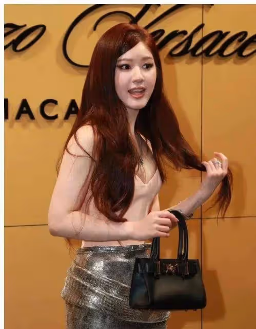 趙露思穿低胸馬甲性感妖艷?被港媒罵她是騷胸和虎背熊腰