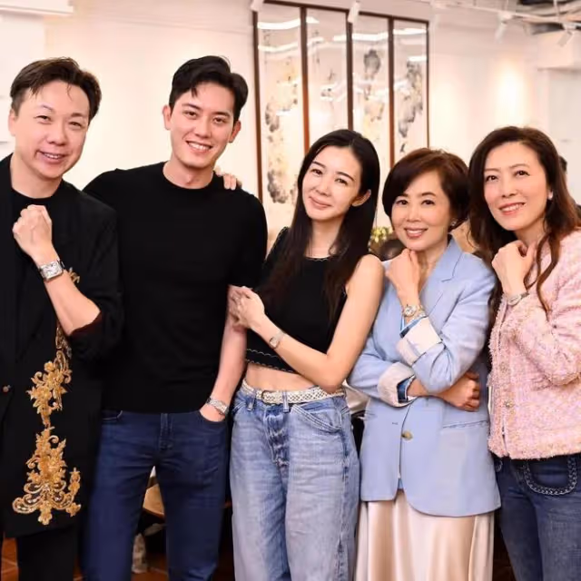 前TVB女藝人搞足四場婚禮終簽字結婚，婚後首現身面容顯憔悴