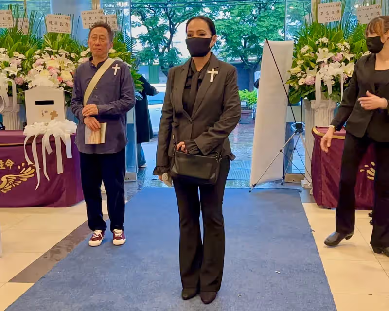 知名作詞人何厚華59歲癌逝　潘越雲、巫啟賢淚送最後一程