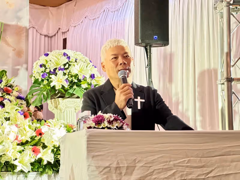 知名作詞人何厚華59歲癌逝　潘越雲、巫啟賢淚送最後一程