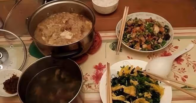 我坐月子姑姐來家蹭飯，她剛上桌，老公就把桌子掀了
