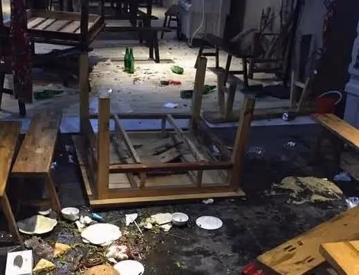 我坐月子姑姐來家蹭飯，她剛上桌，老公就把桌子掀了