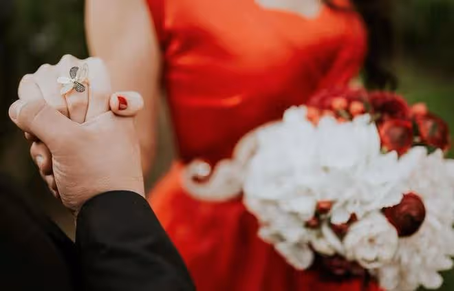 小姨把我養大，她兒子結婚我去參加婚禮，婚禮現場我決定分文不給