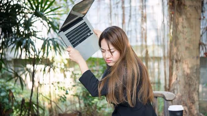 老公看著摔碎的手機說:「你賠,我花5000買的」「我賠你個孫子」