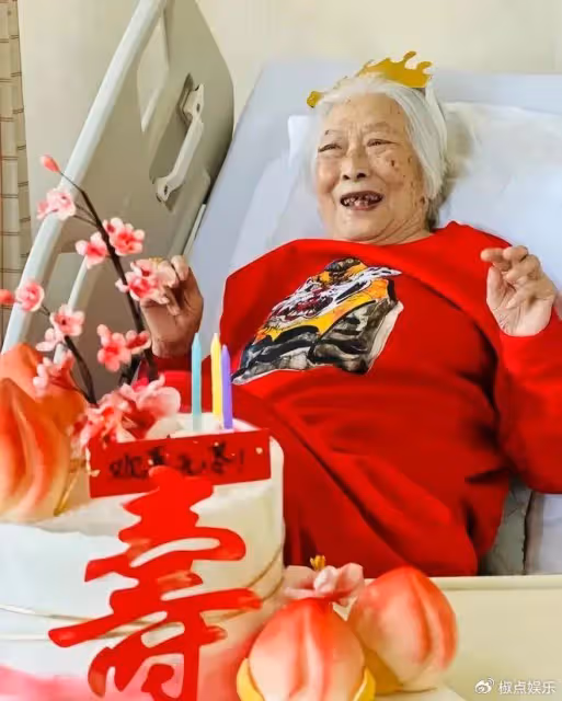 突發！馮唐87歲母親去世，生前穿紅衣喝烈酒：我因好色才嫁給你爹