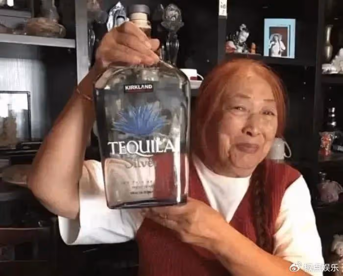 突發！馮唐87歲母親去世，生前穿紅衣喝烈酒：我因好色才嫁給你爹