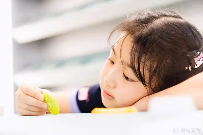 包貝爾夫婦為女兒慶生，9歲餃子長成可愛小美女，和奶奶越來越像