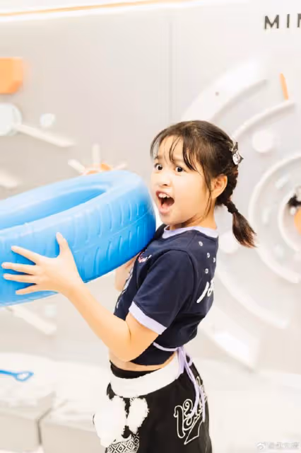 包貝爾夫婦為女兒慶生，9歲餃子長成可愛小美女，和奶奶越來越像