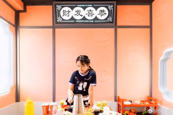 包貝爾夫婦為女兒慶生，9歲餃子長成可愛小美女，和奶奶越來越像