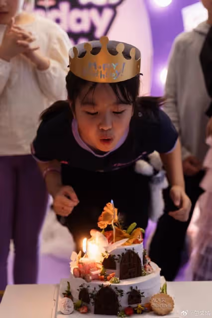 包貝爾夫婦為女兒慶生，9歲餃子長成可愛小美女，和奶奶越來越像