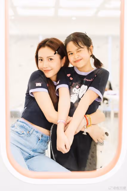 包貝爾夫婦為女兒慶生，9歲餃子長成可愛小美女，和奶奶越來越像