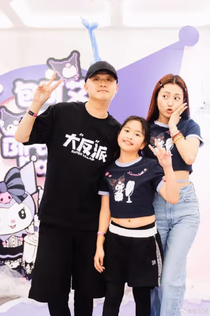 包貝爾夫婦為女兒慶生，9歲餃子長成可愛小美女，和奶奶越來越像