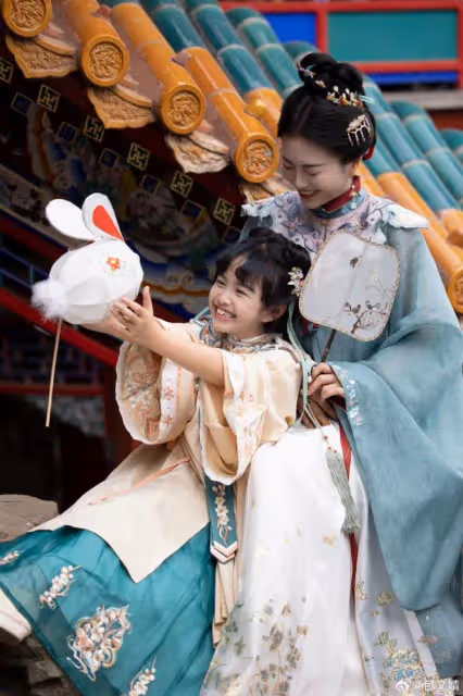 包貝爾夫婦為女兒慶生，9歲餃子長成可愛小美女，和奶奶越來越像