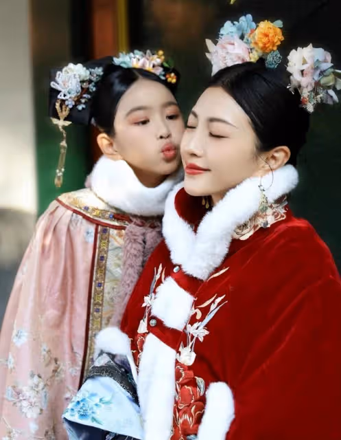 包貝爾夫婦為女兒慶生，9歲餃子長成可愛小美女，和奶奶越來越像