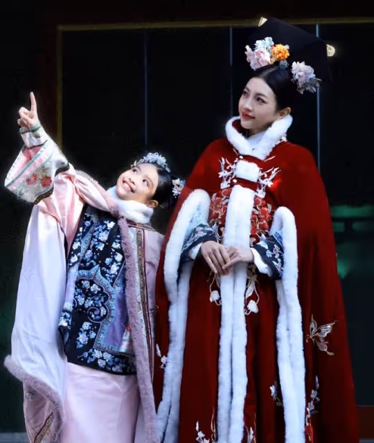 包貝爾夫婦為女兒慶生，9歲餃子長成可愛小美女，和奶奶越來越像
