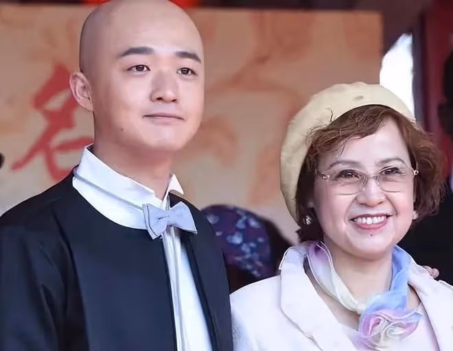 包貝爾夫婦為女兒慶生，9歲餃子長成可愛小美女，和奶奶越來越像