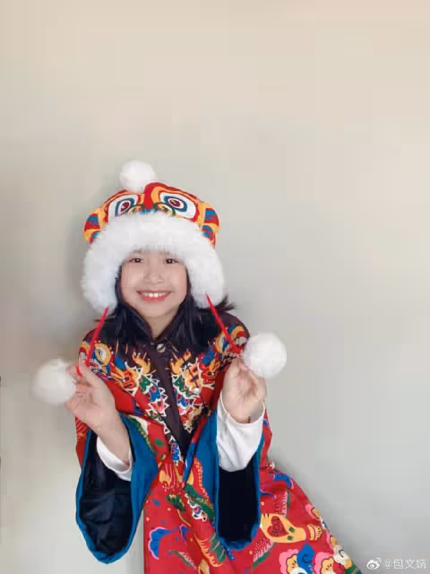 包貝爾夫婦為女兒慶生，9歲餃子長成可愛小美女，和奶奶越來越像