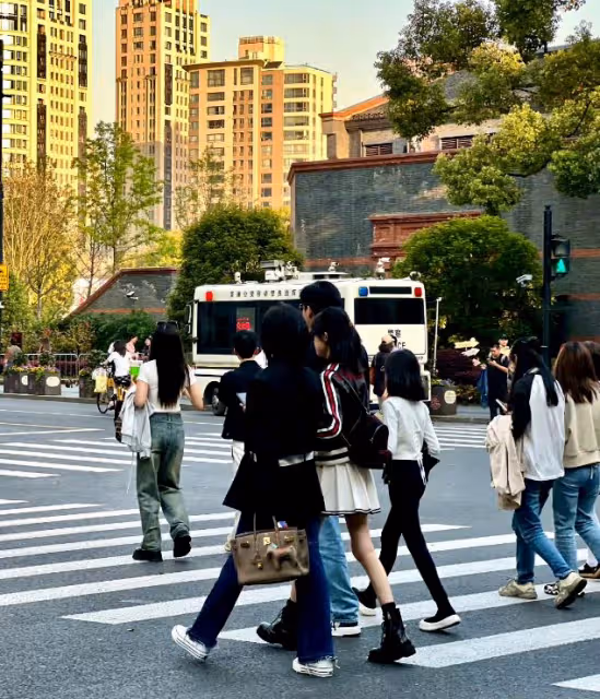 陸毅一家「長腿基因」走紅，逛街偶遇引熱議