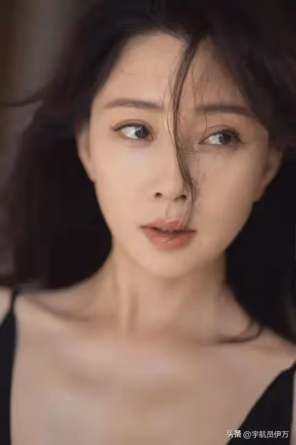 殷桃:前夫入獄遭爭議,疑似劈腿國足前鋒李金羽,如今成人生贏家