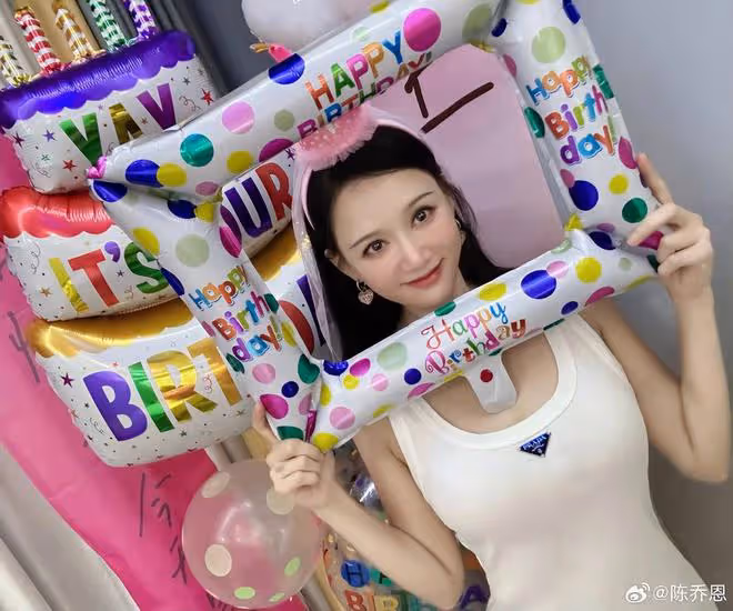 45歲陳喬恩慶祝結婚兩周年,與Alan甜蜜撒糖,婚後被寵成小姑娘