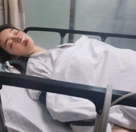她輕生後恢復意識，更新ins「活下來是奇蹟」