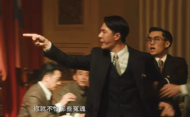 《追風者》直到阿文跳樓自盡，魏若來才發現，沈圖南虛偽的真面目