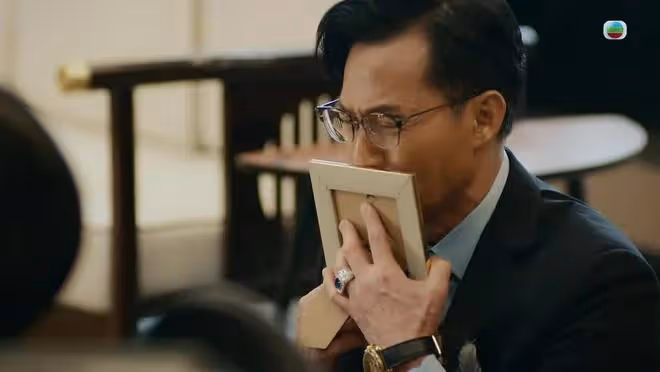 40歲TVB男星演奸角直呼過癮，兒子發展遲緩不會爬行令人擔心