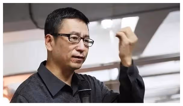白岩松：歷經風雨，破繭涅槃，再次鳳凰騰飛。