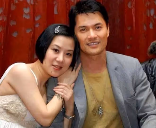 52歲楊小娟:嫁大12歲呂良偉,幫丈夫賺上億身家,兒子不像爸