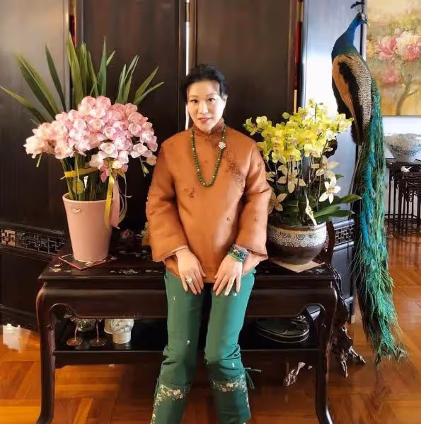 52歲楊小娟:嫁大12歲呂良偉,幫丈夫賺上億身家,兒子不像爸