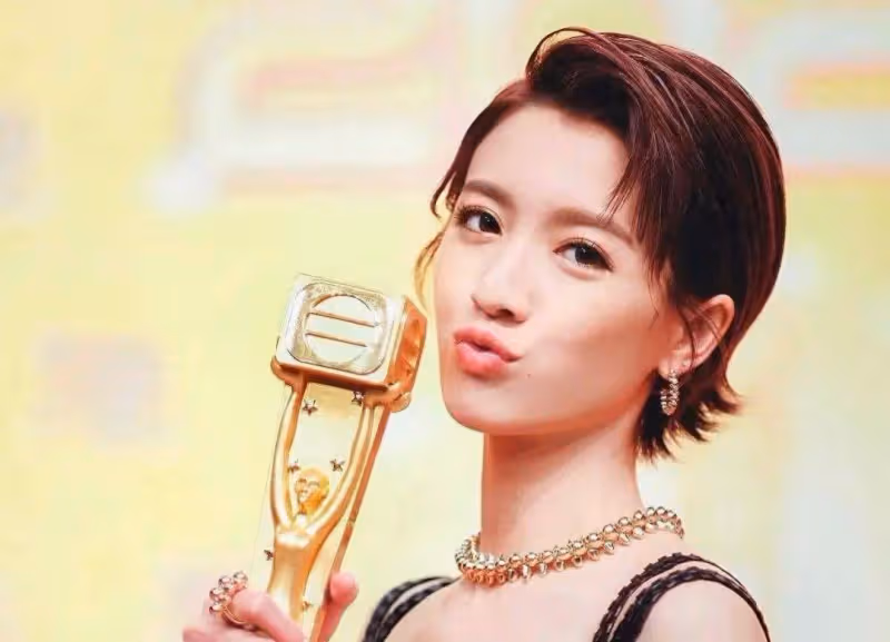 TVB女星穿黑色絲襪大秀身材,因緋聞太多,遭網友追著罵