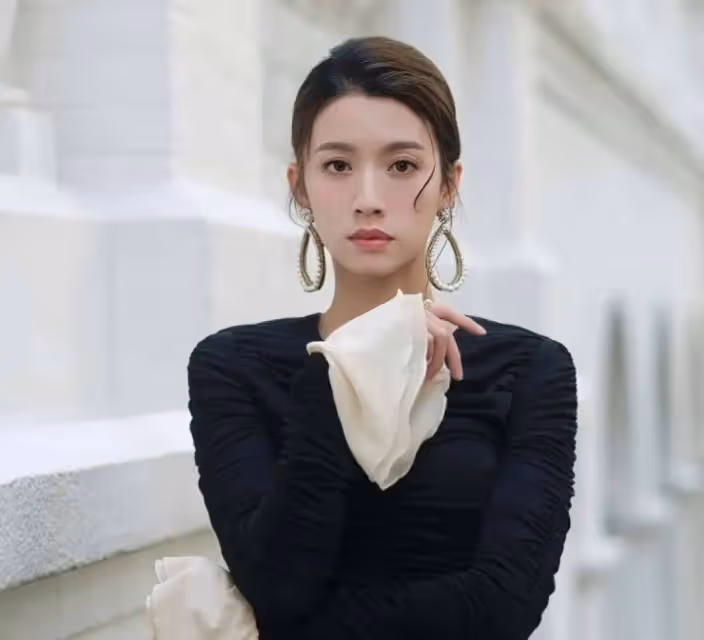TVB女星穿黑色絲襪大秀身材,因緋聞太多,遭網友追著罵