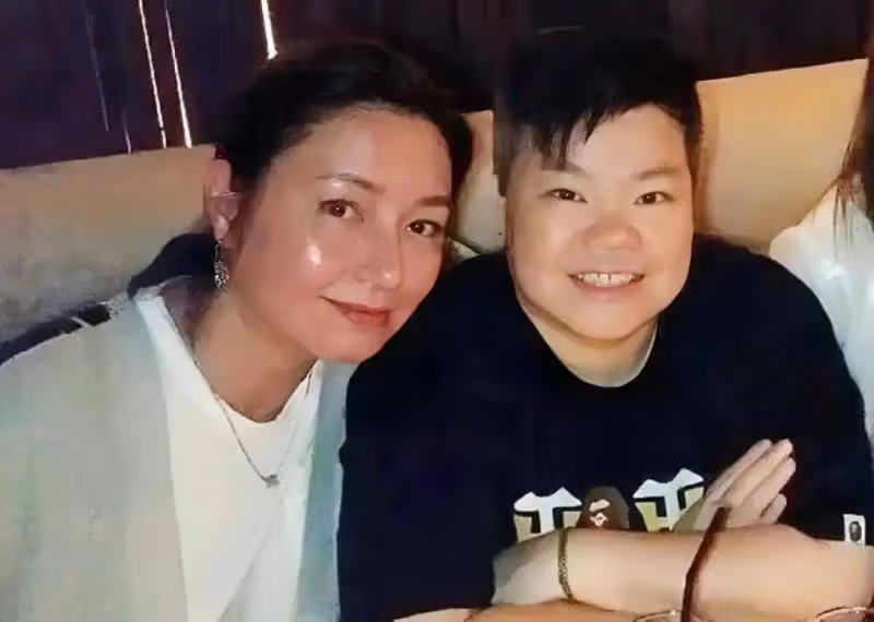 一路走好!香港女星患癌在睡夢中離世,公開出櫃與同性戀人同居多年