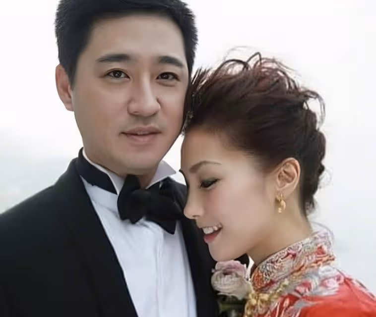 香港女星慶祝結婚15年,嫁美食大亨做闊太,定居國外住幾千萬豪宅
