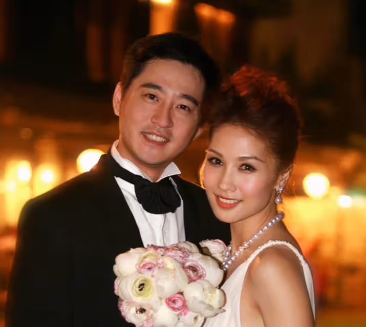 香港女星慶祝結婚15年,嫁美食大亨做闊太,定居國外住幾千萬豪宅