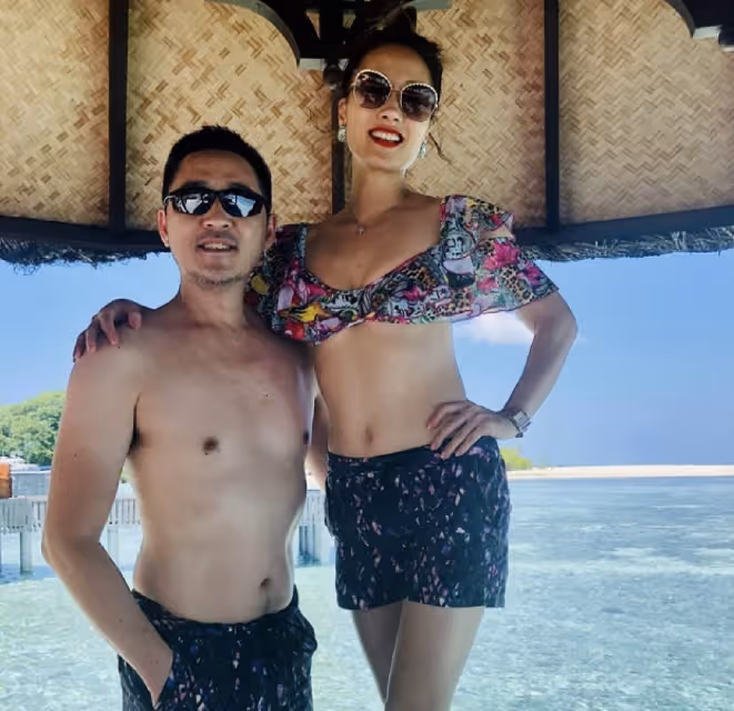 香港女星慶祝結婚15年,嫁美食大亨做闊太,定居國外住幾千萬豪宅