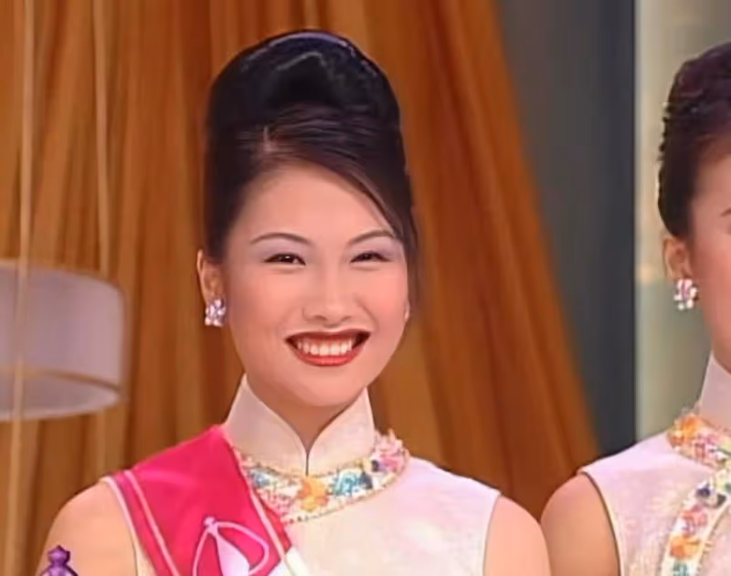 香港女星慶祝結婚15年,嫁美食大亨做闊太,定居國外住幾千萬豪宅