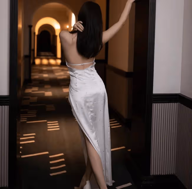 白色包臀裙+高跟鞋,婀娜身姿誘人迷人,御姐氣息無法抗拒