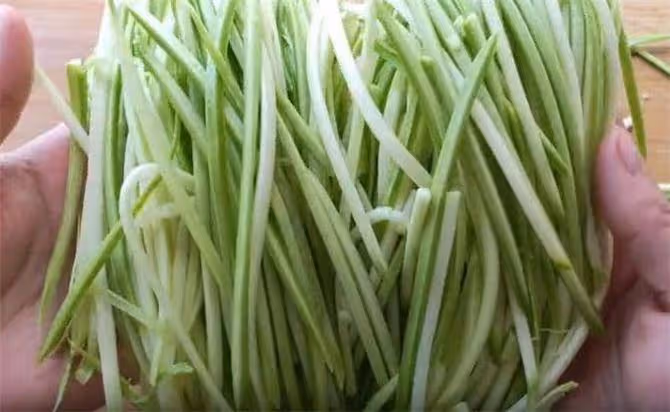 西葫蘆新吃法,不炒不燉,酸甜爽脆,開胃下飯,最適合夏季食用
