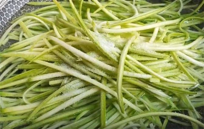 西葫蘆新吃法,不炒不燉,酸甜爽脆,開胃下飯,最適合夏季食用