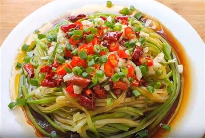西葫蘆新吃法,不炒不燉,酸甜爽脆,開胃下飯,最適合夏季食用