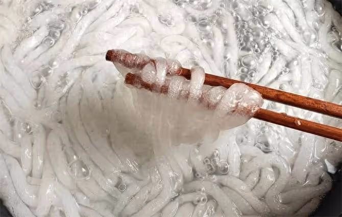 土豆粉條在家就能做,步驟簡單,不加明礬,爽滑筋道又好吃